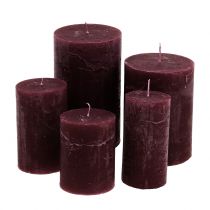 Įvairių dydžių bordo spalvos žvakės