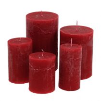 Vienspalvės tamsiai raudonos skirtingų dydžių žvakės