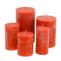 Įvairių dydžių oranžinės spalvos žvakės