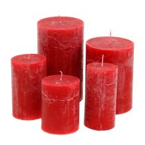 Įvairių dydžių raudonos spalvos žvakės