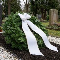 daiktų Balta muaro rašto vainiko juostelė su auksiniu perlų kraštu, 175 mm - Elegantiška juostelė dekoravimui ir floristikai