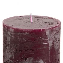 daiktų Bordo spalvos kolonėlės formos žvakės, 70x80 mm, 4 vnt. pakuotėje, elegantiškai dekoruotos ir ilgai degančios