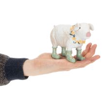 daiktų Dekoratyvinė kiaulė su guminiais batais – juokinga ūkio figūrėlė su gėlių vainiku 15,5 cm
