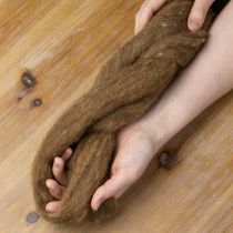 daiktų Vilnos virvelė, dekoratyvinė vilna, ruda, 2 m. Vilnos virvelė, vėlimo vilna rankdarbiams ir floristikai.