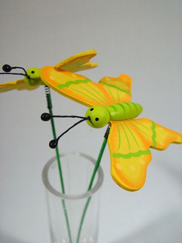 Floristik24 Drugelis ant žalios/geltonos medienos 7cm (24 vnt.)