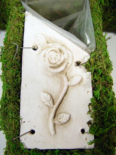 Floristik24 Augalinis kryžius samanos 44x32cm su keramine lėkšte