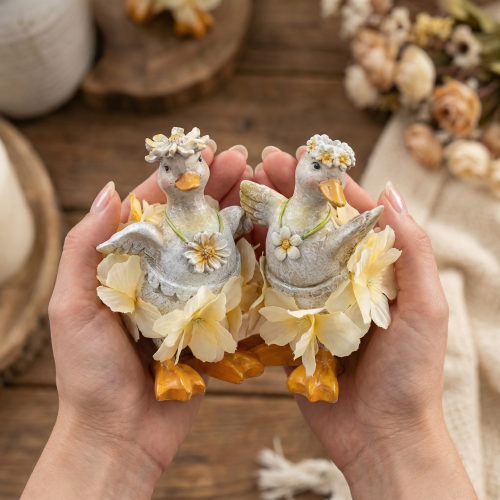 daiktų Dekoratyvinė anties figūrėlė su gėlėta suknele, pavasarinė, detalus vasaros dekoro aksesuaras, 11 cm, 2 vnt.