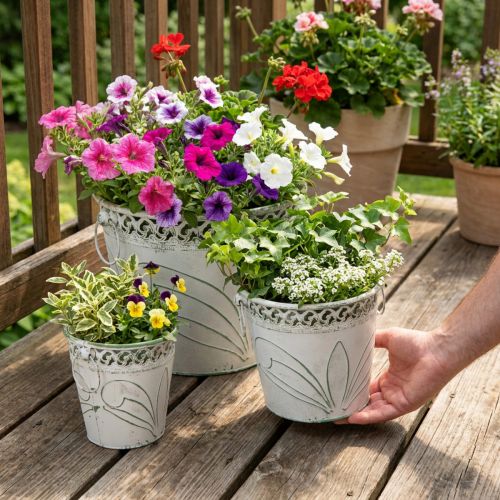 daiktų Reljefinis metalinis vazonas su rankenėlėmis, baltas ir žalias, „shabby chic“ stiliaus, aukštis 22/19,5/17,5 cm, Ø 25,5/20,5/15,5 cm, 3 vnt. rinkinys