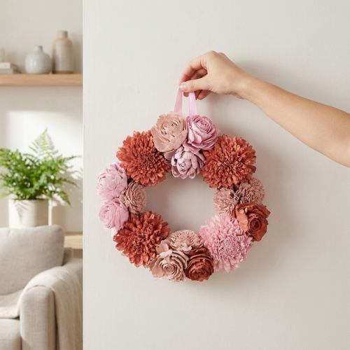 daiktų Pakabinamas gėlių vainikas su rožiniais žiedais stilingai papuoš gyvenamąją erdvę, 25 cm