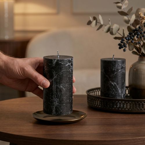 Juodos kolonėlės žvakės 85 × 150 mm, 2 vnt., dažytos iki nudažytų paviršių, elegantiškos dekoracijos ir jaukios aplinkos. | Floristik24.lt