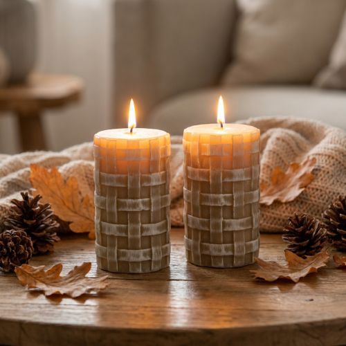 Rudos spalvos kolonėlės žvakės su kaimišku pintu raštu, 110/65 mm, „Safe Candle“, 2 vnt. rinkinys | Floristik24.lt