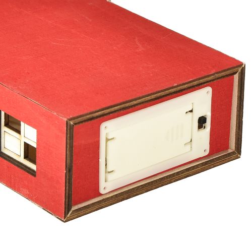 daiktų Medinio namelio dekoracija, šviesus, raudonas ir baltas namas, skirtas baterijoms, aukštis 19,5 cm