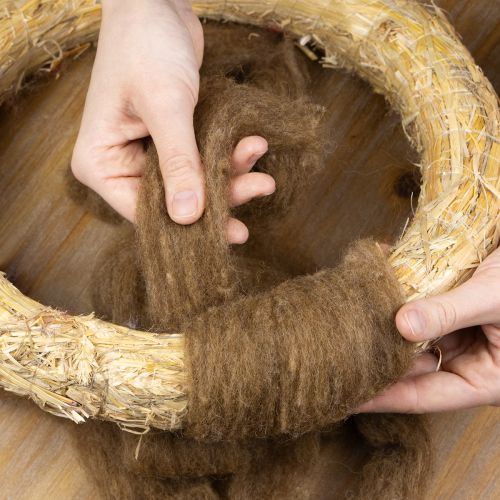 daiktų Vilnos virvelė, dekoratyvinė vilna, ruda, 2 m. Vilnos virvelė, vėlimo vilna rankdarbiams ir floristikai.