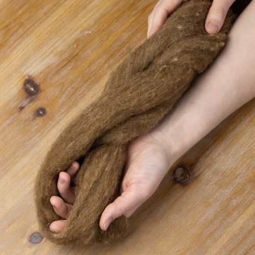 daiktų Vilnos virvelė, dekoratyvinė vilna, ruda, 2 m. Vilnos virvelė, vėlimo vilna rankdarbiams ir floristikai.