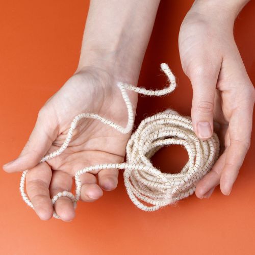 daiktų Vilnonė virvelė, balta, su auksiniais siūlais, 5 m x 5 mm, su viela dekoravimui ir rankdarbiams