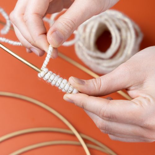 daiktų Vilnonė virvelė, balta, su auksiniais siūlais, 5 m x 5 mm, su viela dekoravimui ir rankdarbiams