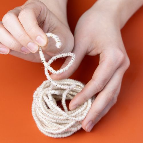 daiktų Vilnonė virvelė, balta, su auksiniais siūlais, 5 m x 5 mm, su viela dekoravimui ir rankdarbiams