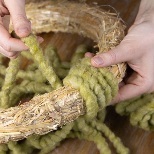 daiktų Pūkuotas „Mirabell“ veltinio siūlas, vilnonis, žalias, 25 m dekoratyvinė juostelė floristikai, dekoravimui, rankdarbiams, „pasidaryk pats“