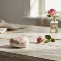 Keramikinė dekoratyvinė širdelė su rožėmis keramika stalui 10,5cm | Floristik24.lt