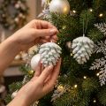Kankorėžiai dekoratyviniai kūgiai kabinti balti 7cm 6 vnt | Floristik24.lt