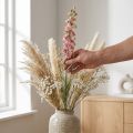 Džiovintas (dirbtinis) rožinis pentukas (Delphinium rainbow), dekoratyvinė vaza su gėlėmis 64 cm 25 g | Floristik24.lt