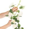 Dirbtinių rožių girlianda su baltomis gėlėmis dekoracijai, 170 cm | Floristik24.lt