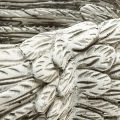 Augalinės širdies plunksnos išlietos akmeninės širdelės pilka balta 13×12×6cm 2vnt | Floristik24.lt